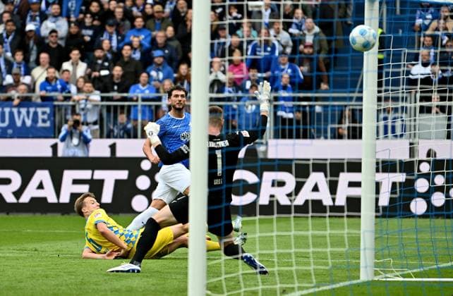 14 09 2024, xfux, Fußball 2 Bundesliga, SV Darmstadt 98 Eintracht Braunschweig, v l Robert Ivanov Eintracht Braunschweig , Torschuetze Goal scorer Fraser Hornby SV Darmstadt 98 , Lennart Grill Eintracht Braunschweig Goal scored, Goal for disallowed 2 0 offside goal offside goal DFL DFB REGULATIONS PROHIBIT ANY USE OF PHOTOGRAPHS as IMAGE SEQUENCES and or QUASI VIDEO No release of or sale to SV Darmstadt 1898 e V Darmstadt