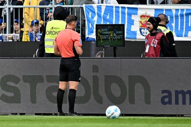 14 09 2024, xfux, Fussball 2 Bundesliga, SV Darmstadt 98 Eintracht Braunschweig, v l Referee Schiedsrichter Felix Prigan Videobeweis Video Assist Video Beweis TV Beweis DFL DFB REGULATIONS PROHIBIT ANY USE OF PHOTOGRAPHS as IMAGE SEQUENCES and or QUASI VIDEO A licensing of the photographic work to and or by SV Darmstadt 1898 e V as well as subsidiaries is not permitted No release of or sale to SV Darmstadt 1898 e V Darmstadt