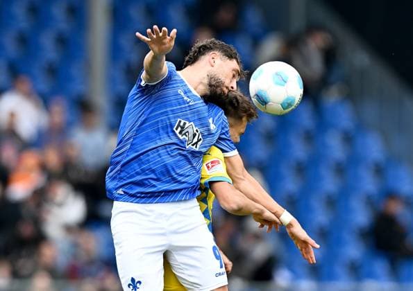 14 09 2024, xfux, Fussball 2 Bundesliga, SV Darmstadt 98 Eintracht Braunschweig, v l Fraser Hornby SV Darmstadt 98 , Max Marie Eintracht Braunschweig Kopfball, Kopfballduell DFL DFB REGULATIONS PROHIBIT ANY USE OF PHOTOGRAPHS as IMAGE SEQUENCES and or QUASI VIDEO Licensing of the photographic work to and or by SV Darmstadt 1898 e V and subsidiaries is not permitted No release of or sale to SV Darmstadt 1898 e V Darmstadt