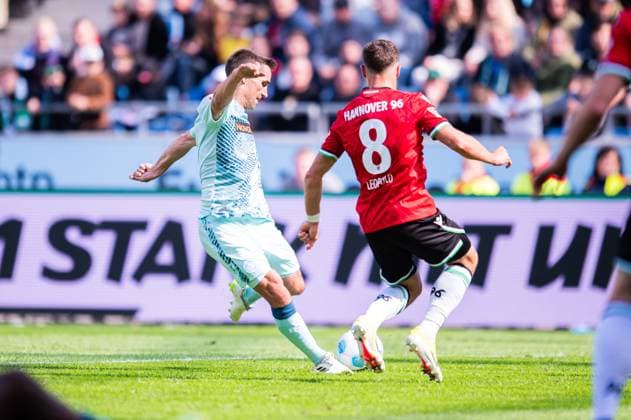 14 09 2024 Soccer, 2024 2025, 2 Bundesliga, 5 Matchday, Hannover 96 1 FC Kaiserslautern L R Philipp Klement Kaiserslautern , Enzo Leopold Hannover DFL REGULATIONS PROHIBIT ANY USE OF PHOTOGRAPHS AS IMAGE SEQUENCES AND OR QUASI VIDEO