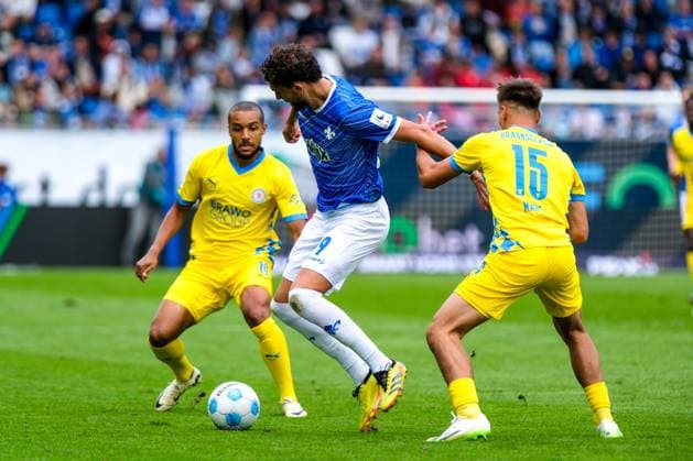 Fraser Hornby SV Darmstadt 98, 09 in duel with Max Marie Eintracht Braunschweig, 15 , behind Leon Bell Bell Eintracht Braunschweig, 19 , GER, SV Darmstadt 98 vs Eintracht Braunschweig, Football, 2 Bundesliga, Matchday 5, Season 2024 2025, 14 09 2024 DFL DFB REGULATIONS PROHIBIT ANY USE OF PHOTOGRAPHS as IMAGE SEQUENCES and or QUASI VIDEO GER, SV Darmstadt 98 vs Eintracht Braunschweig, Football, 2 Bundesliga, Matchday 5, Season 2024 2025, 14 09 2024 Darmstadt Copyright: xEibner-Pressefoto FlorianxWieganx EP_FWD