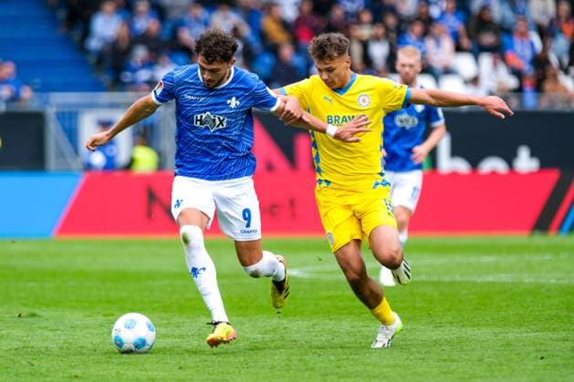 Fraser Hornby SV Darmstadt 98, 09 in duel with Max Marie Eintracht Braunschweig, 15 , GER, SV Darmstadt 98 vs Eintracht Braunschweig, Soccer, 2 Bundesliga, Matchday 5, Season 2024 2025, 14 09 2024 DFL DFB REGULATIONS PROHIBIT ANY USE OF PHOTOGRAPHS as IMAGE SEQUENCES and or QUASI VIDEO GER, SV Darmstadt 98 vs Eintracht Braunschweig, Football, 2 Bundesliga, Matchday 5, Season 2024 2025, 14 09 2024 Darmstadt Copyright: xEibner-Pressefoto FlorianxWieganx EP_FWD
