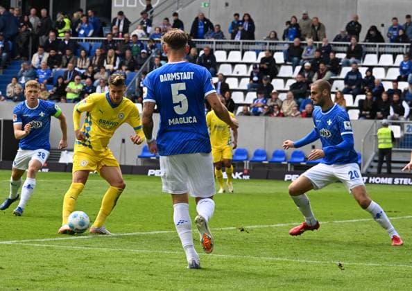 14 09 2024, xsltx, Soccer 2 Bundesliga, SV Darmstadt 98 Eintracht Braunschweig emspor, v l Levente Szabo Eintracht Braunschweig scores with a lob for Braunschweig to 1 1 DFL DFB REGULATIONS PROHIBIT ANY USE OF PHOTOGRAPHS as IMAGE SEQUENCES and or QUASI VIDEO Darmstadt