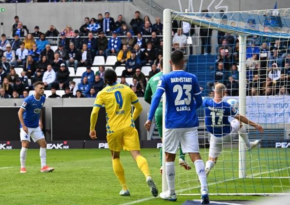 14 09 2024, xsltx, Fußball 2 Bundesliga, SV Darmstadt 98 Eintracht Braunschweig emspor, v l Kai Klefisch SV Darmstadt 98 tries in vain to scrape Levente Szabo Eintracht Braunschweigs Luofer off the goal line 1 1 for Braunschweig DFL DFB REGULATIONS PROHIBIT ANY USE OF PHOTOGRAPHS as IMAGE SEQUENCES and or QUASI VIDEO Darmstadt