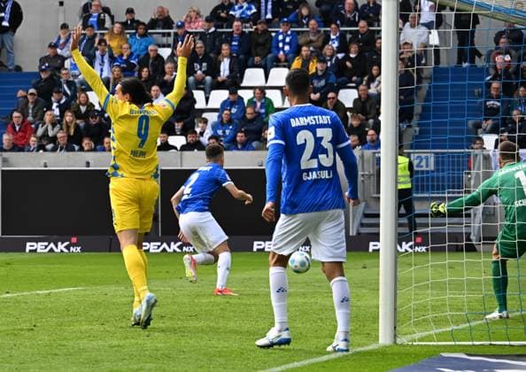 14 09 2024, xsltx, Fußball 2 Bundesliga, SV Darmstadt 98 Eintracht Braunschweig emspor, v l Rayan Philippe Eintracht Braunschweig celebrates the equalizer by Levente Szabo Eintracht Braunschweig DFL DFB REGULATIONS PROHIBIT ANY USE OF PHOTOGRAPHS as IMAGE SEQUENCES and or QUASI VIDEO Darmstadt
