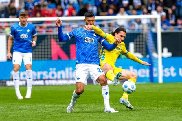 Klaus Gjasula SV Darmstadt 98, 23 in duel with Rayan Philippe Eintracht Braunschweig, 09 , behind Matej Maglica SV Darmstadt 98, 05 , GER, SV Darmstadt 98 vs Eintracht Braunschweig, Soccer, 2 Bundesliga, Matchday 5, Season 2024 2025, 14 09 2024 DFL DFB REGULATIONS PROHIBIT ANY USE OF PHOTOGRAPHS as IMAGE SEQUENCES and or QUASI VIDEO GER, SV Darmstadt 98 vs Eintracht Braunschweig, Football, 2 Bundesliga, Matchday 5, Season 2024 2025, 14 09 2024 Darmstadt Copyright: xEibner-Pressefoto FlorianxWieganx EP_FWD