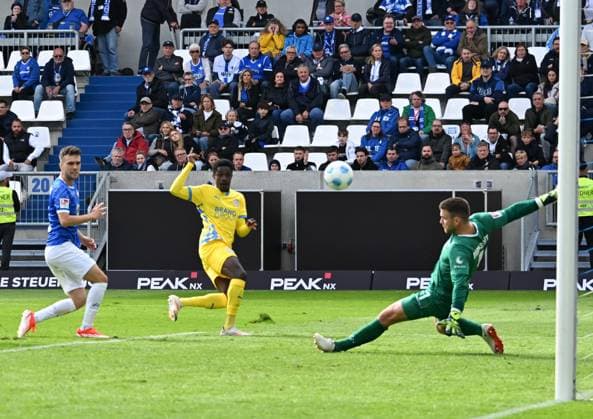 14 09 2024, xsltx, Fußball 2 Bundesliga, SV Darmstadt 98 Eintracht Braunschweig emspor, v l Marcel Schuhen SV Darmstadt 98 saves a point with a foot save against Christian Contehs shot Eintracht Braunschweig 2 v re Darmstadt DFL DFB REGULATIONS PROHIBIT ANY USE OF PHOTOGRAPHS as IMAGE SEQUENCES and or QUASI VIDEO Darmstadt
