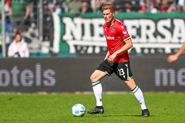2 Bundesliga Hannover 06 1 FC Kaiserslautern on 14 09 2024 at the HDI Arena in Hannover Marcel Halstenberg Hannover 96 on the ball MT