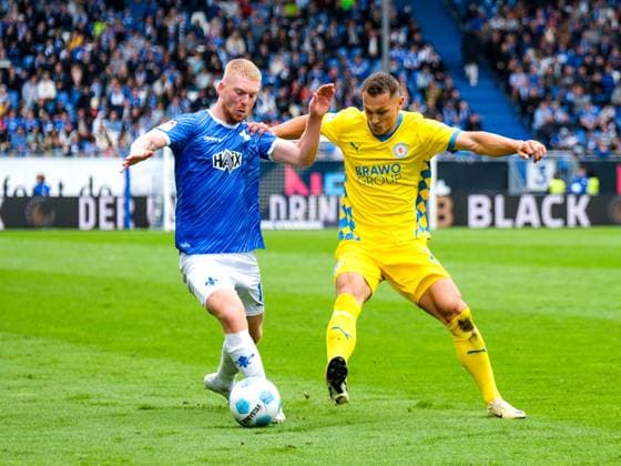 Kai Klefisch SV Darmstadt 98, 17 in duel with Sven Koehler Eintracht Braunschweig, 27 , GER, SV Darmstadt 98 vs Eintracht Braunschweig, Soccer, 2 Bundesliga, Matchday 5, Season 2024 2025, 14 09 2024 DFL DFB REGULATIONS PROHIBIT ANY USE OF PHOTOGRAPHS as IMAGE SEQUENCES and or QUASI VIDEO GER, SV Darmstadt 98 vs Eintracht Braunschweig, Football, 2 Bundesliga, Matchday 5, Season 2024 2025, 14 09 2024 Darmstadt Copyright: xEibner-Pressefoto FlorianxWieganx EP_FWD