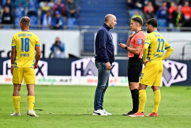 14 09 2024, xfux, Fußball 2 Bundesliga, SV Darmstadt 98 Eintracht Braunschweig, v l Trainer Daniel Scherning Eintracht Braunschweig , Referee Referee Felix Prigan, Fabio Di Michele Sanchez Eintracht Braunschweig DFL DFB REGULATIONS PROHIBIT ANY USE OF PHOTOGRAPHS as IMAGE SEQUENCES and or QUASI VIDEO Licensing of the photographic work to and or by SV Darmstadt 1898 e V and subsidiaries is not permitted No release of or sale to SV Darmstadt 1898 e V Darmstadt