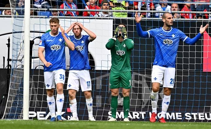 14 09 2024, xfux, Fussball 2 Bundesliga, SV Darmstadt 98 Eintracht Braunschweig, v l Clemens Riedel SV Darmstadt 98 , Kai Klefisch SV Darmstadt 98 , Marcel Schuhen SV Darmstadt 98 , Aleksandar Vukotic SV Darmstadt 98 enttaeuscht, enttaeuscht schauend, dissapointed gibt Anweisungen, gestikuliert, mit den Armen gestikulieren gives instructions, gesticulate, gesticolando DFL DFB REGULATIONS PROHIBIT ANY USE OF PHOTOGRAPHS as IMAGE SEQUENCES and or QUASI VIDEO Licensing of the photographic work to and or by SV Darmstadt 1898 e V and subsidiaries is not permitted No release of or sale to SV Darmstadt 1898 e V Darmstadt