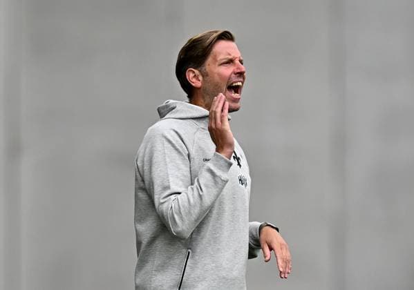 14 09 2024, xfux, Fussball 2 Bundesliga, SV Darmstadt 98 Eintracht Braunschweig, v l coach Florian Kohfeldt SV Darmstadt 98 gives instructions, gesticulates, gesticulate with arms gives instructions, gesticulate, gesticolando DFL DFB REGULATIONS PROHIBIT ANY USE OF PHOTOGRAPHS as IMAGE SEQUENCES and or QUASI VIDEO Licensing of the photographic work to and or by SV Darmstadt 1898 e V and subsidiaries is not permitted No release of or sale to SV Darmstadt 1898 e V Darmstadt