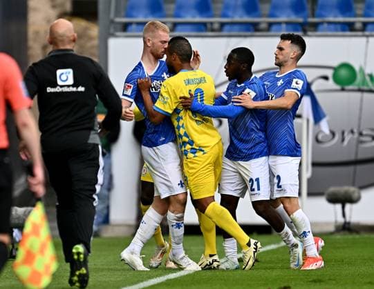 14 09 2024, xfux, Soccer 2 Bundesliga, SV Darmstadt 98 Eintracht Braunschweig, v l Kai Klefisch SV Darmstadt 98 , Leon Bell Bell Eintracht Braunschweig , Merveille Papela SV Darmstadt 98 , Sergio Lopez Lopez SV Darmstadt 98 Rudelbildung DFL DFB REGULATIONS PROHIBIT ANY USE OF PHOTOGRAPHS as IMAGE SEQUENCES and or QUASI VIDEO Licensing of the photographic work to and or by SV Darmstadt 1898 e V and subsidiaries is not permitted No release of or sale to SV Darmstadt 1898 e V Darmstadt