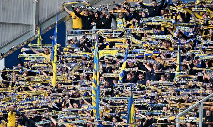 14 09 2024, xfux, Fussball 2 Bundesliga, SV Darmstadt 98 Eintracht Braunschweig, v l Fans Eintracht Braunschweig, Stimmung, Schals, Fanblock Ultras Ultra Emotionen Fan DFL DFB REGULATIONS PROHIBIT ANY USE OF PHOTOGRAPHS as IMAGE SEQUENCES and or QUASI VIDEO Licensing of the photographic work to and or by SV Darmstadt 1898 e V and subsidiaries is not permitted No release of or sale to SV Darmstadt 1898 e V Darmstadt