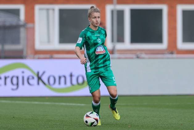 v li Michelle Ulbrich SV Werder Bremen, 5 on the ball, cropped, single image, full body, action, action scene, 14 09 2024, Bremen Germany , Football, Google Pixel Womens Bundesliga, SV Werder Bremen 1 FFC Turbine Potsdam xobx