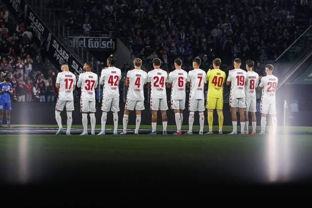 Sports, Football, 2 Bundesliga Season 2024 2025 5 Matchday 1 FC Köln 1 FC Magdeburg 14 09 2024, RheinEnergieSTADION Memorial minute before the match for Christoph Daum, who died on August 24, the players of 1 FC Köln applaud Cologne RheinEnergieSTADION North Rhine-Westphalia Germany