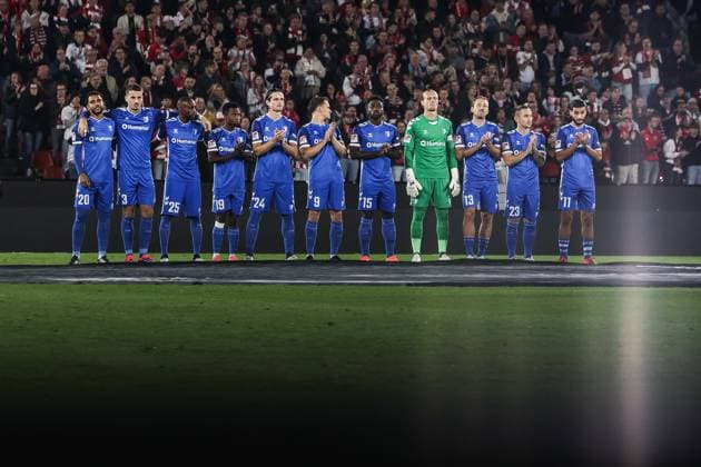 Sport, Football, 2 Bundesliga Season 2024 2025 5 Matchday 1 FC Köln 1 FC Magdeburg 14 09 2024, RheinEnergieSTADION Memorial minute before the match for Christoph Daum, who died on August 24, the players of 1 FC Magdeburg applaud Cologne RheinEnergieSTADION North Rhine-Westphalia Germany