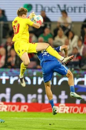 14 09 2024, 2 Fußball Bundesliga, 1 FC Köln 1 FC Magdeburg, RheinEnergieSTADION, Saison 2024 2025 Goalkeeper Jonas Urbig 1 FC Köln 40 defends the goal against Connor Krempicki 1 FC Magdeburg 13 and whirls wildly through the air DFB regulations prohibit any use of photographs as image sequences and or quasi video Nordrhein Westfalen Germany