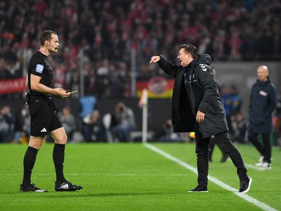 14 09 2024, Cologne, Germany, RheinEnergieStadion, 1 FC Köln vs 1 FC Magdeburg 2 Bundesliga, Referee Richard Hempel and Coach Christian Titz 1 FC Magdeburg gestures, gestures Photo Ralf Treese DFB DFL REGULATIONS PROHIBIT ANY USE OF PHOTOGRAPHS AS IMAGE SEQUENCES AND OR QUASI VIDEO Cologne RheinEnergieStadion North Rhine Westphalia Germany 521_KOEFCM20240914_005 Treese-521