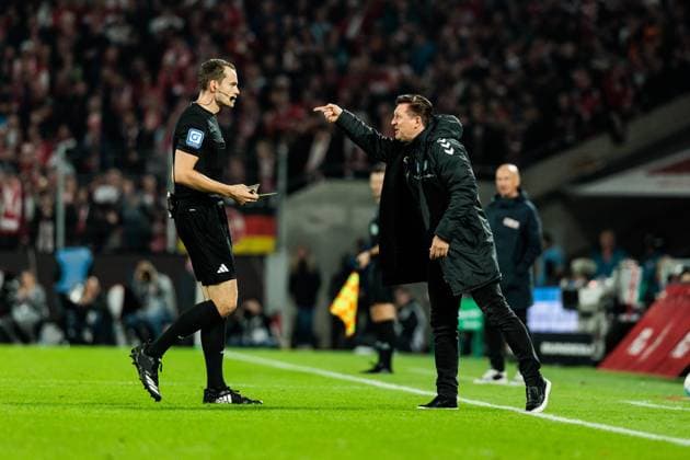 2 Soccer Bundesliga 1 FC Köln 1 FC Magdeburg 14 09 2024 Referee Richard Hempel with Christian Titz Coach 1 FC Magdeburg , who sees yellow 2 Soccer Bundesliga, 1 FC Köln 1 FC Magdeburg, Cologne, Rheinenergiestadion on 14 09 2024 DFL REGULATIONS PROHIBIT ANY USE OF PHOTOGRAPHS AS IMAGE SEQUENCES AND OR QUASI VIDEO Copyright: xBEAUTIFULxSPORTS Wunderlx