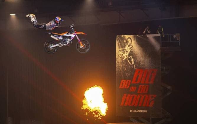 Bilder des Jahres 2024, Sport 09 September Sport Themen der Woche KW37 Sport Bilder des Tages EXTREMSPORT-EVENT GO BIG OR GO HOME MIT LUC ACKERMANN IN DER ERFURTER MESSE ** NUR FÜR REDAKTIONELLE ZWECKE ** EDITORIAL USE ONLY **<p>14 09 2024-Erfurt: Luc Ackermann, Freestyle Motocross-Fahrer, am Abend beim Extremsport-Event Go Big Or Go Home in der Erfurter Messehalle ( Deutschland Thüringen Erfurt Copyright: SaschaxFromm *** EXTREME SPORTS EVENT GO BIG OR GO HOME WITH LUC ACKERMANN AT THE ERFURT FAIR FOR EDITORIAL PURPOSES ONLY EDITORIAL USE ONLY p 14 09 2024 Erfurt Luc Ackermann, freestyle motocross rider, in the evening at the extreme sports event Go Big Or Go Home in the Erfurt exhibition hall Germany Thuringia Erfurt Copyright SaschaxFromm Copyright: SaschaxFromm doc7x6lnyxdzvp9pwmhkui ,EDITORIAL USE ONLY