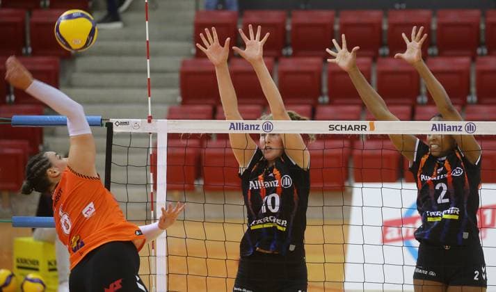 BAU Stuttgart , Volleyball Hummel Cup MTV Allianz Stuttgart vs Viteos NUC Neuchatel , back from left Jolien Knollema Breland Morrissette Stgt
