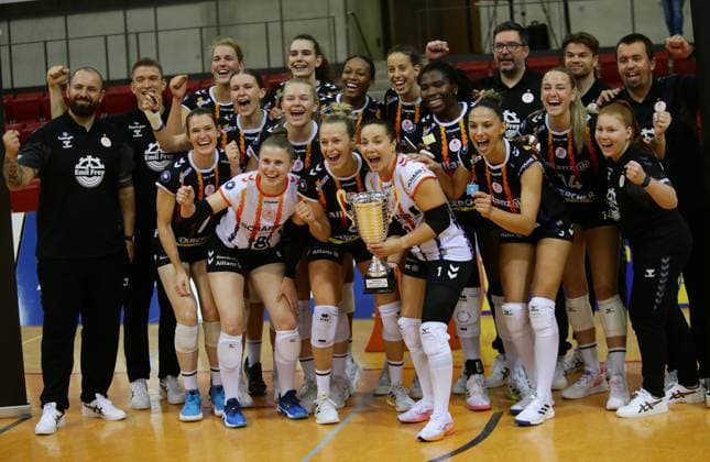BAU Stuttgart , Volleyball Hummel Cup MTV Allianz Stuttgart vs Viteos NUC Neuchatel , cheering Stgt , left coach Konstantin Bitter , with trophy Roosa Koskelo