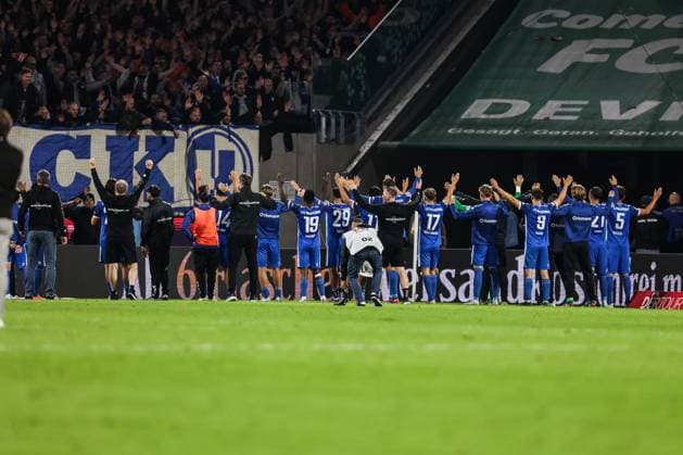 Sport, Football, 2 Bundesliga Season 2024 2025 5 Matchday 1 FC Köln 1 FC Magdeburg 14 09 2024, RheinEnergieSTADION The players of 1 FC Magdeburg celebrate the victory in front of the fan block after the match Köln RheinEnergieSTADION Nordrhein Westfahlen Germany