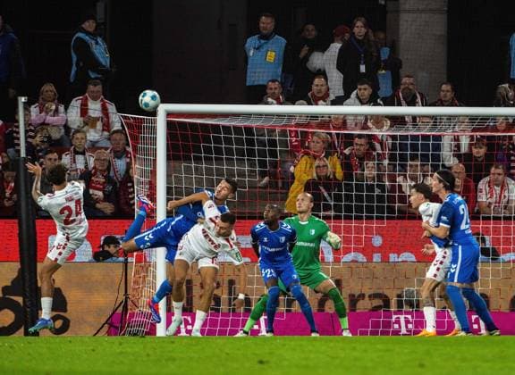 14 09 2024, xjpx, Fußball 2 Bundesliga, 1 FC Koeln 1 FC Magdeburg emspor, v l Julian Pauli Koeln far left with the header The ball sinks just behind the goal DFL DFB REGULATIONS PROHIBIT ANY USE OF PHOTOGRAPHS as IMAGE SEQUENCES and or QUASI VIDEO Koeln