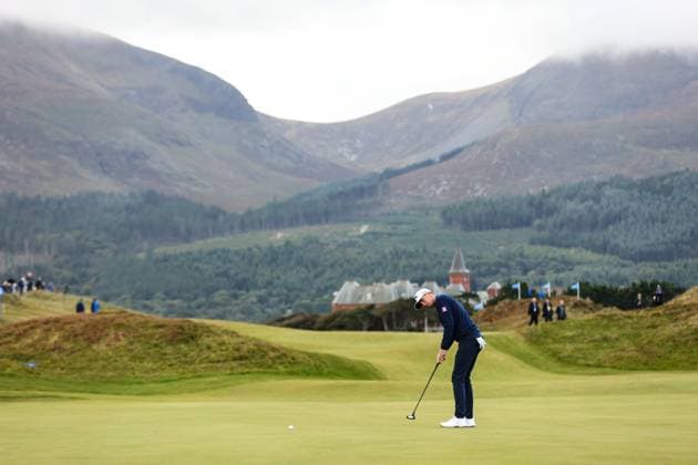2024 Amgen Irish Open, Royal County Down, Newcastle, Northern Ireland 15 9 2024 Tom McKibbin putts on the 1st green Tom McKibbin putts on the 1st green 15 9 2024  Copyright: x INPHO BenxBradyx BB_19355
