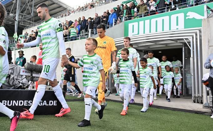 15 09 2024 Soccer Season 2024 2025 2 Soccer Bundesliga 05 Matchday SpVgg Greuther Fürth Kleeblatt SV Elversberg SVE Sportfoto Zink xwoxzix DFL regulations prohibit any use of photographs as image sequences and or quasi video only for editorial use Branimir Hrgota 10, SpVgg Greuther Fürth and Team Team runs in