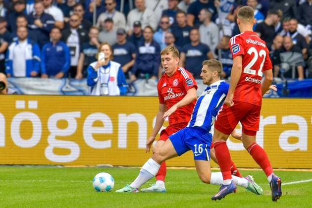 15 09 2024, xlakx, Fußball 2 Bundesliga, Hertha BSC Berlin Fortuna Düsseldorf emspor, v l Isak Bergmann Johannesson Fortuna Düsseldorf 8 ,Jonjoe Kenny Hertha BSC 16 ,Zweikampf, Duell, Kampf, tackle DFL DFB REGULATIONS PROHIBIT ANY USE OF PHOTOGRAPHS as IMAGE SEQUENCES and or QUASI VIDEO Daniel Lakomski Jan Huebner Berlin