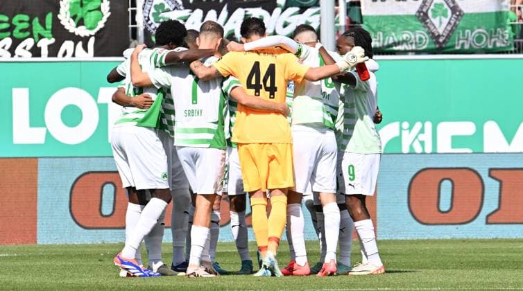 15 09 2024 Soccer Season 2024 2025 2 Soccer Bundesliga 05 Matchday SpVgg Greuther Fürth Kleeblatt SV Elversberg SVE Sportfoto Zink xwoxzix DFL regulations prohibit any use of photographs as image sequences and or quasi video only for editorial use Teamkreis Mannschaft Team Fürth