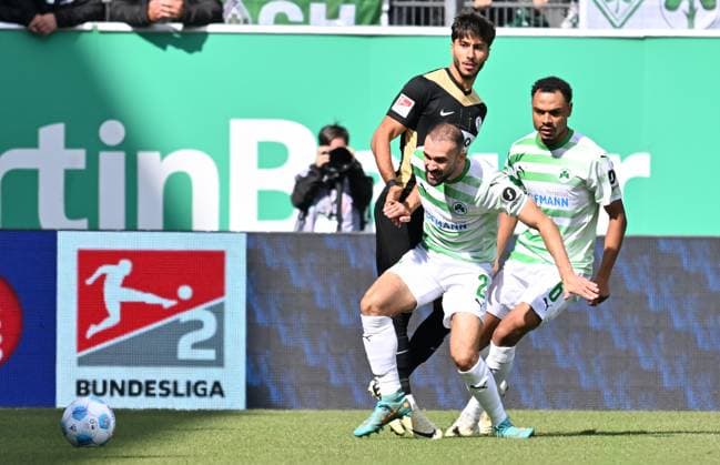 15 09 2024 Soccer Season 2024 2025 2 Soccer Bundesliga 05 Matchday SpVgg Greuther Fürth Kleeblatt SV Elversberg SVE Sportfoto Zink xwoxzix DFL regulations prohibit any use of photographs as image sequences and or quasi video only for editorial use Muhammed Damar 30, SV Elversberg Simon Asta 2, SpVgg Greuther Fürth Sacha Banse Bansé 6, SpVgg Greuther Fürth , behind