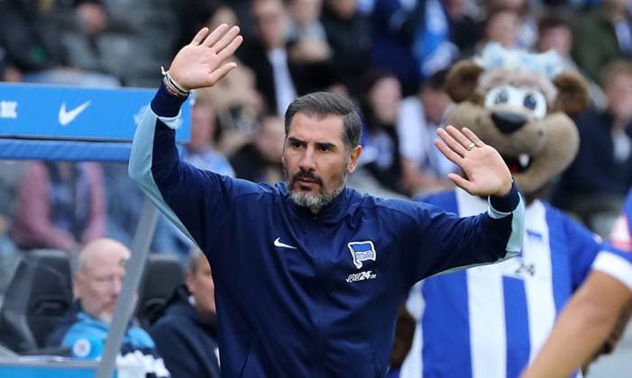 Coach Cristian Fiel pointing, gesturing action upper body Sport Football Soccer DFL 2 Bundesliga Men 5 Matchday Season 2024 2025 15 09 2024 Hertha BSC Berlin vs Fortuna Düsseldorf DFL regulations prohibit any use of photographs as image sequences and or quasi video