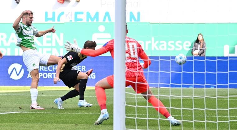 15 09 2024 Soccer Season 2024 2025 2 Soccer Bundesliga 05 Matchday SpVgg Greuther Fürth Kleeblatt SV Elversberg SVE Sportfoto Zink xwoxzix DFL regulations prohibit any use of photographs as image sequences and or quasi video only for editorial use Dennis Srbeny 7, SpVgg Greuther Fürth Carlo Sickinger 23, SV Elversberg Nicolas Kristof 20, SV Elversberg