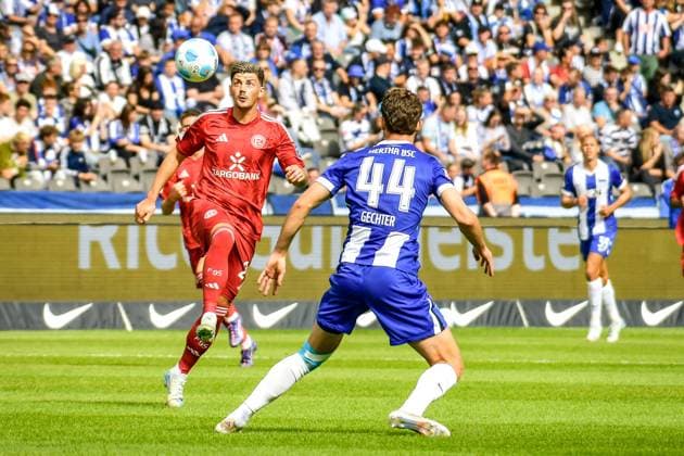 15 09 2024, xlakx, Fußball 2 Bundesliga, Hertha BSC Berlin Fortuna Düsseldorf emspor, v l Dawid Kownacki Fortuna Düsseldorf 24 ,Linus Gechter Hertha BSC 44 ,Zweikampf, Duell, Kampf, tackle DFL DFB REGULATIONS PROHIBIT ANY USE OF PHOTOGRAPHS as IMAGE SEQUENCES and or QUASI VIDEO Daniel Lakomski Jan Huebner Berlin