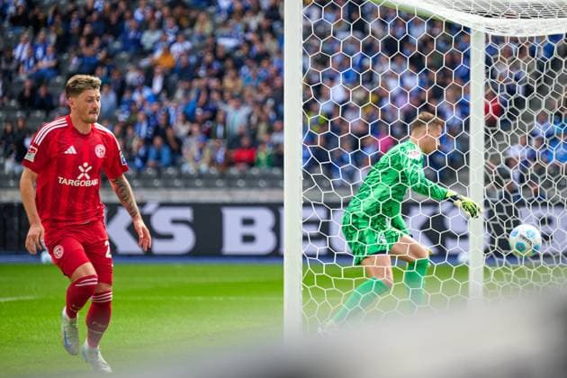 Dawid Kownacki Fortuna Duesseldorf, 24 , Goal kick to 1 0, GER, Hertha BSC vs Fortuna Duesseldorf, Soccer Men, 2 Bundesliga, Season 2024 2025, 05 Matchday, 15 09 2024 DFL REGULATIONS PROHIBIT ANY USE OF PHOTOGRAPHS AS IMAGE SEQUENCES AND OR QUASI VIDEO GER, Hertha BSC vs Fortuna Duesseldorf, Soccer Men, 2 Bundesliga, Season 2024 2025, 05 Matchday, 15 09 2024 Berlin Copyright: xEibner-Pressefotox xClaudiusxRauchx EP_CRH