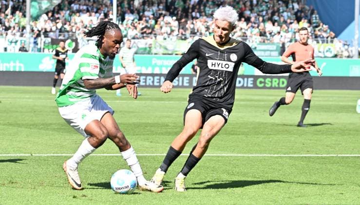 15 09 2024 Fußball Saison 2024 2025 2 Fußball Bundesliga 05 Spieltag SpVgg Greuther Fürth Kleeblatt SV Elversberg SVE Sportfoto Zink xwoxzix DFL regulations prohibit any use of photographs as image sequences and or quasi video only for editorial use Noel Futkeu 9, SpVgg Greuther Fürth Lukas Pinckert 19, SV Elversberg Kick on foot Foul in the penalty area No penalty kick , no video evidence VARNoel Futkeu 9, SpVgg Greuther Fürth Lukas Pinckert 19, SV Elversberg Kick on foot Foul in the penalty area No penalty kick , no video evidence VAR