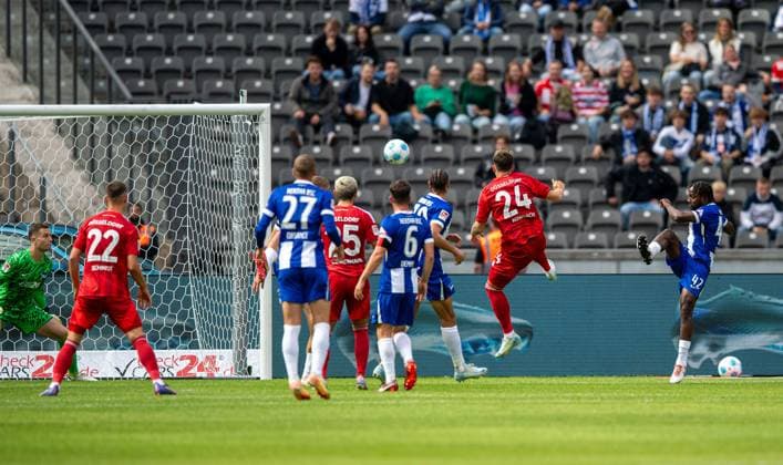 Soccer, Men, Season 2024 2025, 2 Bundesliga 5 Matchday , Hertha BSC Fortuna Düsseldorf, Dawid Kownacki Fortuna Düsseldorf scores the goal to 0 1 against goalkeeper Tjark Ernst Hertha BSC , Marton Dardai Hertha BSC and Deyovaisio Zeefuik Hertha BSC , 15 09 2024, Copyright: xSebastianxRäppold MatthiasxKochx