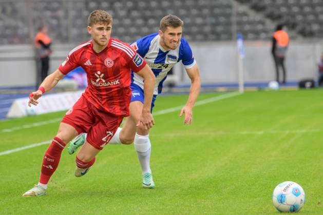GER, Berlin, Fußball, Hertha BSC vs Fortuna Duesseldorf, 2 Bundesliga, Olympiastadion, 15 09 2024, v l Tim Rossmann F95 Duesseldorf 21 , Jonjoe Kenny Hertha 16 , Zweikampf, Action, Kampf, kaempft um den Ball, dfl dfb regulations prohibit any use of photographs as image sequences and or quasi video, Copyright: HMBxMedia UwexKoch