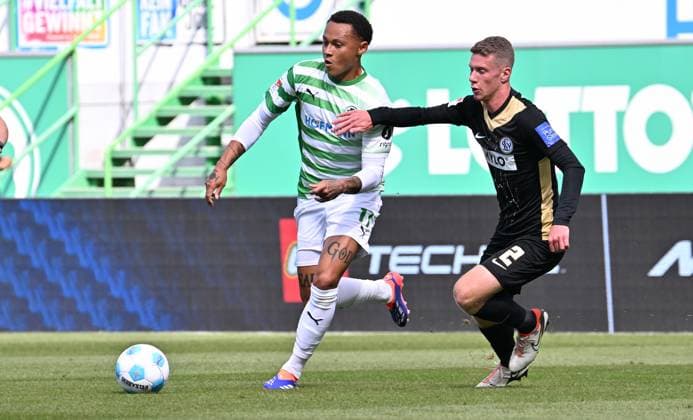 15 09 2024 Soccer Season 2024 2025 2 Soccer Bundesliga 05 Matchday SpVgg Greuther Fürth Kleeblatt SV Elversberg SVE Sportfoto Zink xwoxzix DFL regulations prohibit any use of photographs as image sequences and or quasi video only for editorial use Roberto Massimo 11, SpVgg Greuther Fürth Elias Baum 2, SV Elversberg