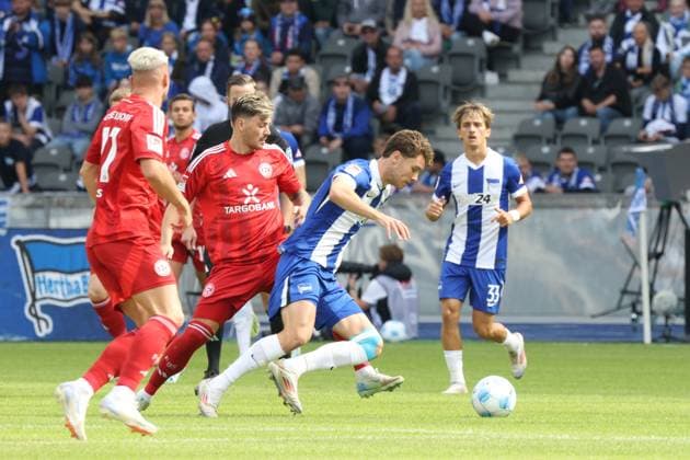 DEU, DFL, 2 FBL, Hertha BSC vs Fortuna Duesseldorf, 15 09 2024, Berliner Olympiastadion, Berlin, DEU, DFL, 2 FBL, Hertha BSC vs Fortuna Duesseldorf, in the picture Linus Gechter Hertha BSC Berlin 44 , Michal Karbownik Hertha BSC Berlin 33 , Dawid Kownacki Fortuna Duesseldorf 24 , Felix Klaus Fortuna Duesseldorf 11 DFL regulations prohibit any use of Photographs as image sequences and or quasi video Foto Juergen Engler nordphoto GmbH nordphotoxGmbHx xEngler nph00076