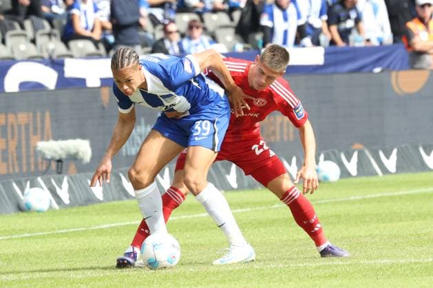 DEU, DFL, 2 FBL, Hertha BSC vs Fortuna Duesseldorf, 15 09 2024, Berliner Olympiastadion, Berlin, DEU, DFL, 2 FBL, Hertha BSC vs Fortuna Duesseldorf, in the picture Derry Scherhant Hertha BSC Berlin 39 , Danny Schmidt Fortuna Duesseldorf 22 DFL regulations prohibit any use of Photographs as image sequences and or quasi video Foto Juergen Engler nordphoto GmbH nordphotoxGmbHx xEngler nph00076