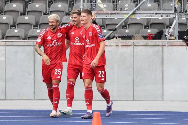 DEU, DFL, 2 FBL, Hertha BSC vs Fortuna Duesseldorf, 15 09 2024, Berliner Olympiastadion, Berlin, DEU, DFL, 2 FBL, Hertha BSC vs Fortuna Duesseldorf, im Bild 0 1 durch Dawid Kownacki Fortuna Duesseldorf 24 , Matthias Zimmermann Fortuna Duesseldorf 25 , Danny Schmidt Fortuna Duesseldorf 22 DFL regulations prohibit any use of Photographs as image sequences and or quasi video Foto Juergen Engler nordphoto GmbH nordphotoxGmbHx xEngler nph00076