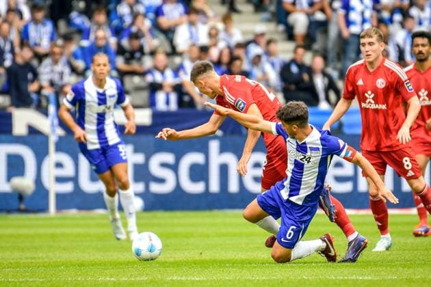 15 09 2024, xlakx, Fußball 2 Bundesliga, Hertha BSC Berlin Fortuna Düsseldorf emspor, v l Danny Schmidt Fortuna Düsseldorf 22 ,Diego Demme Hertha BSC 6 ,Zweikampf, Duell, Kampf, tackle DFL DFB REGULATIONS PROHIBIT ANY USE OF PHOTOGRAPHS as IMAGE SEQUENCES and or QUASI VIDEO Daniel Lakomski Jan Huebner Berlin