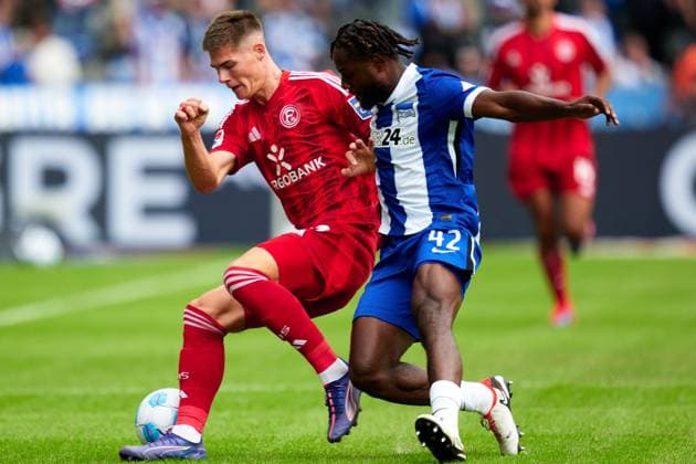 Danny Schmidt Fortuna Duesseldorf, 22 , Deyovaisio Zeefuik Hertha BSC, 42 , duel, GER, Hertha BSC vs Fortuna Duesseldorf, Soccer Men, 2 Bundesliga, Season 2024 2025, 05 Matchday, 15 09 2024 DFL REGULATES PROHIBIT ANY USE OF PHOTOGRAPHS AS IMAGE SEQUENCES AND OR QUASI VIDEO GER, Hertha BSC vs Fortuna Duesseldorf, Soccer men, 2 Bundesliga, Season 2024 2025, 05 Matchday, 15 09 2024 Berlin Copyright: xEibner-Pressefotox xClaudiusxRauchx EP_CRH