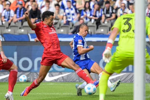 GER, Berlin, Fußball, Hertha BSC vs Fortuna Duesseldorf, 2 Bundesliga, Olympiastadion, 15 09 2024, v l Emmanuel Iyoha F95 Duesseldorf 19 , Derry Scherhant Hertha 39 , Zweikampf, Action, Kampf, kaempft um den Ball, dfl dfb regulations prohibit any use of photographs as image sequences and or quasi video, Copyright: HMBxMedia UwexKoch
