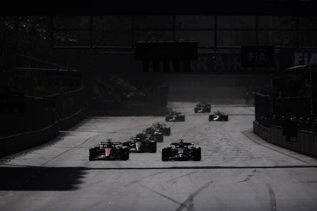 04 NORRIS Lando (gbr), McLaren F1 Team MCL38, action, 22 TSUNODA Yuki (jap), Visa Cash App RB F1 Team VCARB 01, action during the Formula 1 Azerbaijan Grand Prix 2024, 17th round of the 2024 Formula One World Championship, WM, Weltmeisterschaft from September 13 to 15, 2024 on the Baku City Circuit, in Baku, Azerbaijan - F1 - AZERBAIJAN GRAND PRIX 2024 DPPI Panoramic  240915_R17_AZERBAIJAN_DP_EA010635