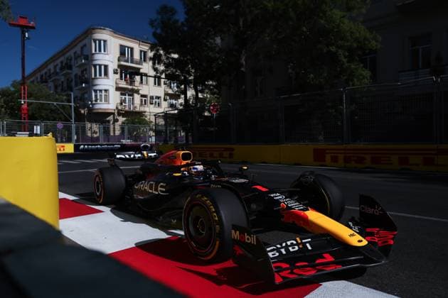 01 VERSTAPPEN Max (nld), Red Bull Racing RB20, action during the Formula 1 Azerbaijan Grand Prix 2024, 17th round of the 2024 Formula One World Championship, WM, Weltmeisterschaft from September 13 to 15, 2024 on the Baku City Circuit, in Baku, Azerbaijan - F1 - AZERBAIJAN GRAND PRIX 2024 DPPI Panoramic  240915_R17_AZERBAIJAN_DP_0I7A0485